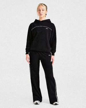 Form Hoodie - Black: The Ultimate Athleisure Essential